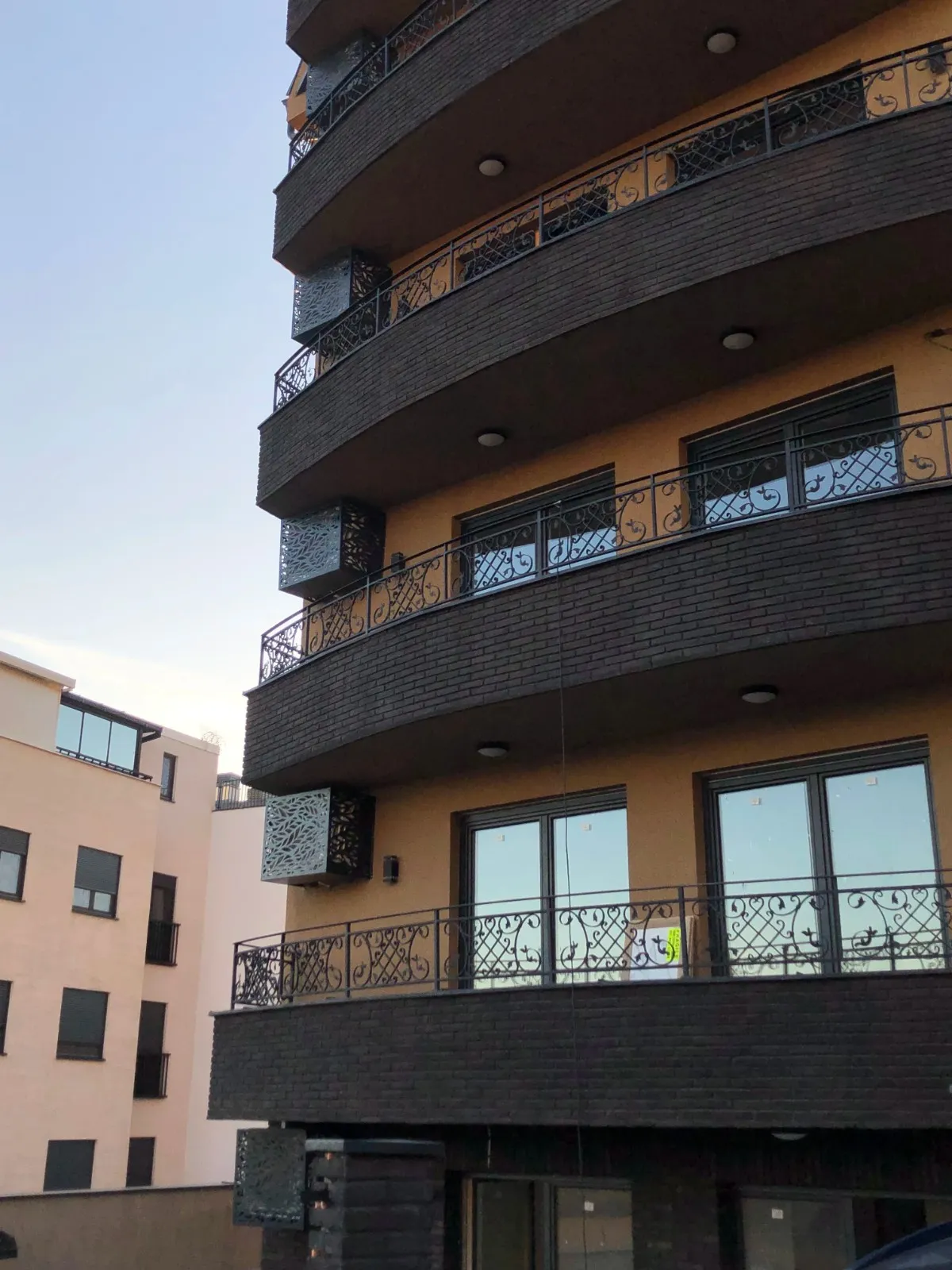 Dekorativna maska za klimu – maska za klimu lekino brdo instalacija