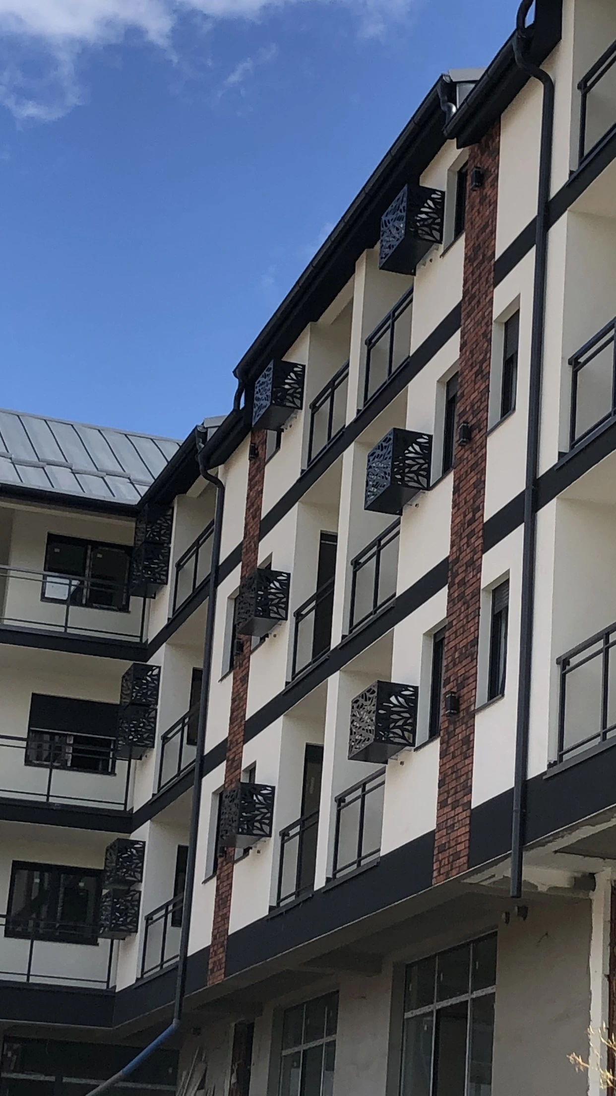 Dekorativna maska za klimu – maska za klimu lestane instalacija